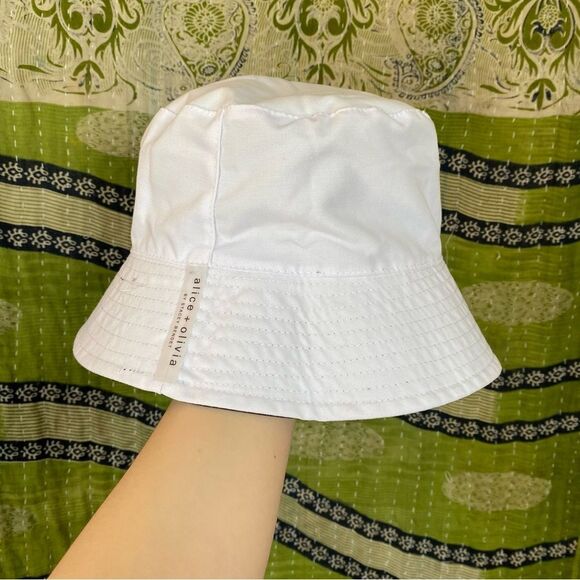 Alice + Olivia Daisy Print & Solid White Reversible Bucket Hat - Picture 8 of 12